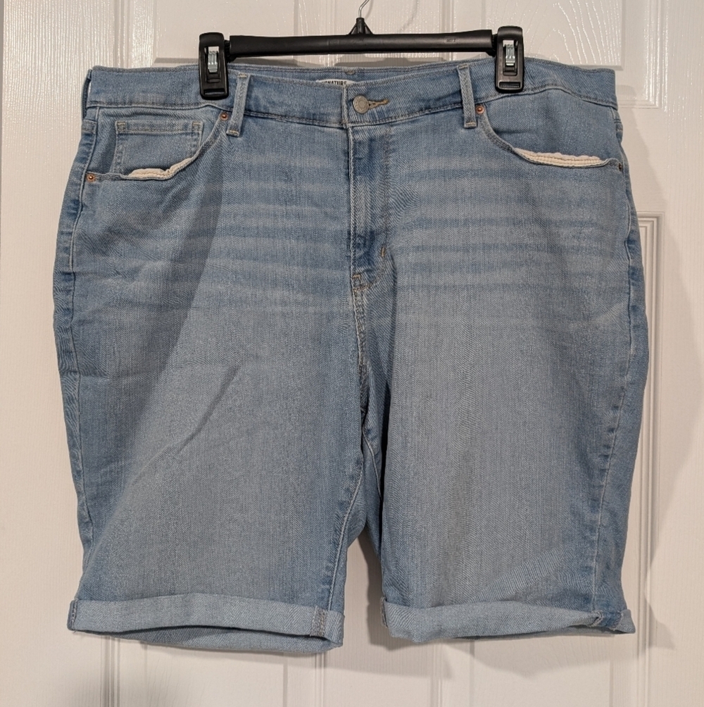 Signature by Levi Strauss Light Wash Denim Bermuda Shorts in Size 22 (W36)